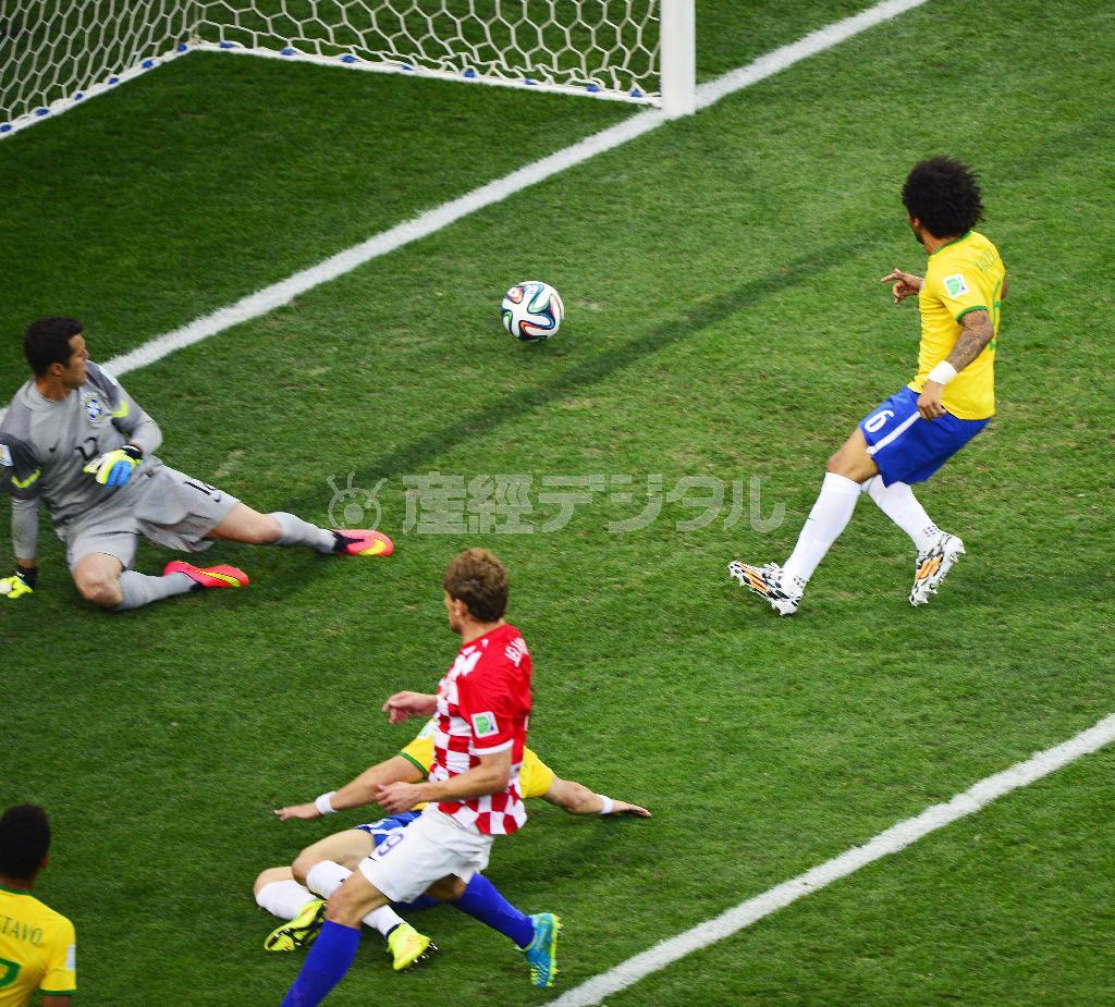 【Ａ組】前半１１分、クロアチアの左クロスが巧妙にスルーされ、ブラジル・マルセロ（Ｒマドリード、右）のオウンゴールを誘った＝２０１４年６月１２日、ブラジル・サンパウロ（共同）