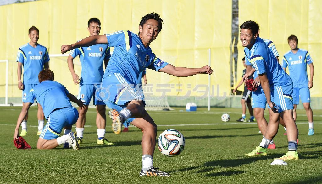【Ｃ組】コートジボワール戦に向け、練習する清武弘嗣（きよたけ・ひろし、中央）ら日本イレブン＝２０１４年６月１２日、ブラジル・サンパウロ州イトゥ（共同）