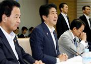 経済財政諮問会議であいさつする安倍晋三首相（中央）＝１３日夕、首相官邸