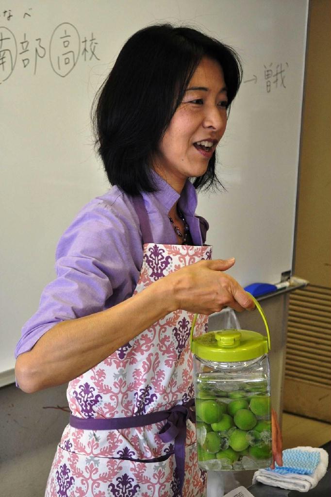 講師を務める料理研究家の市原由貴子さん＝横浜市技能文化会館