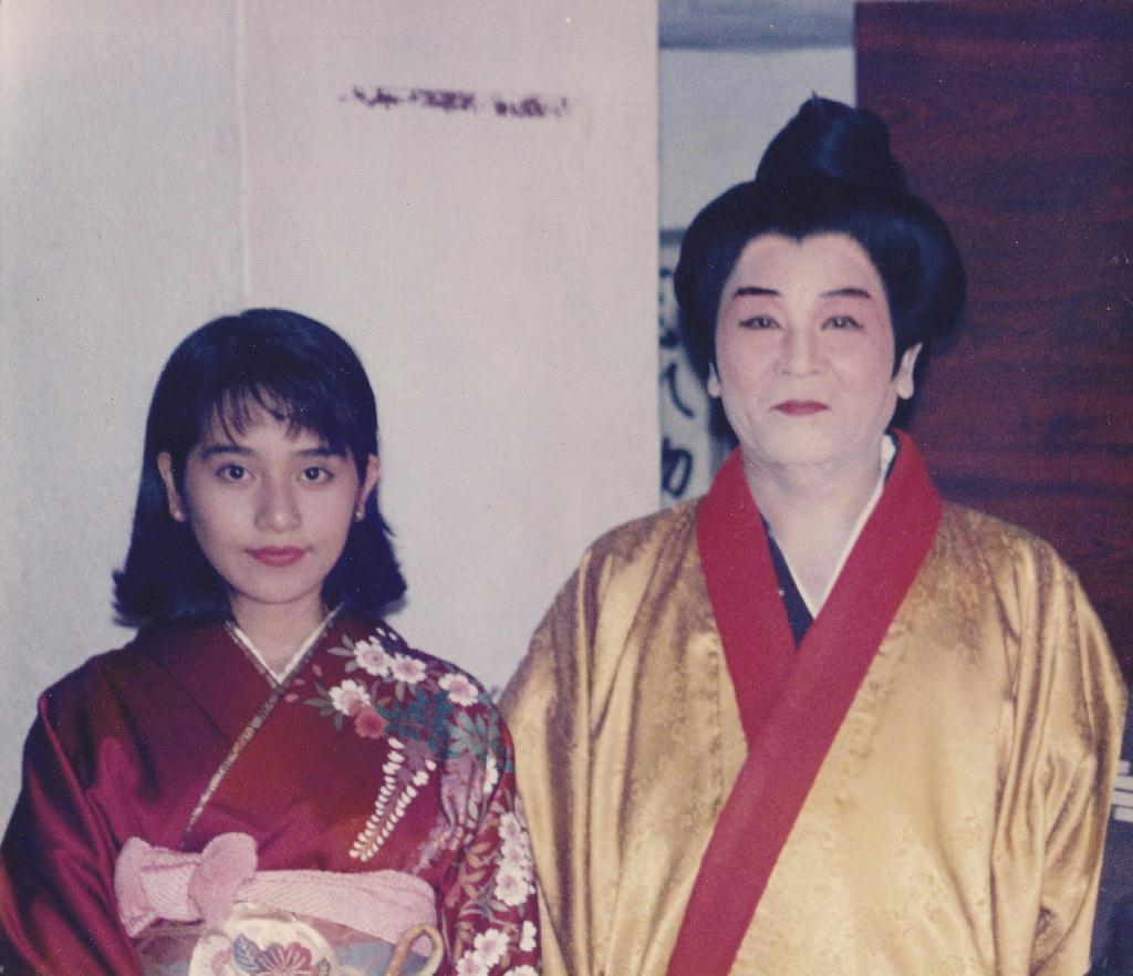 舞台衣装を身に着けた平田行正さん（右）と１７歳の頃の早坂好恵さん。平田さんは琉球舞踊の家元だった（早坂さん提供）