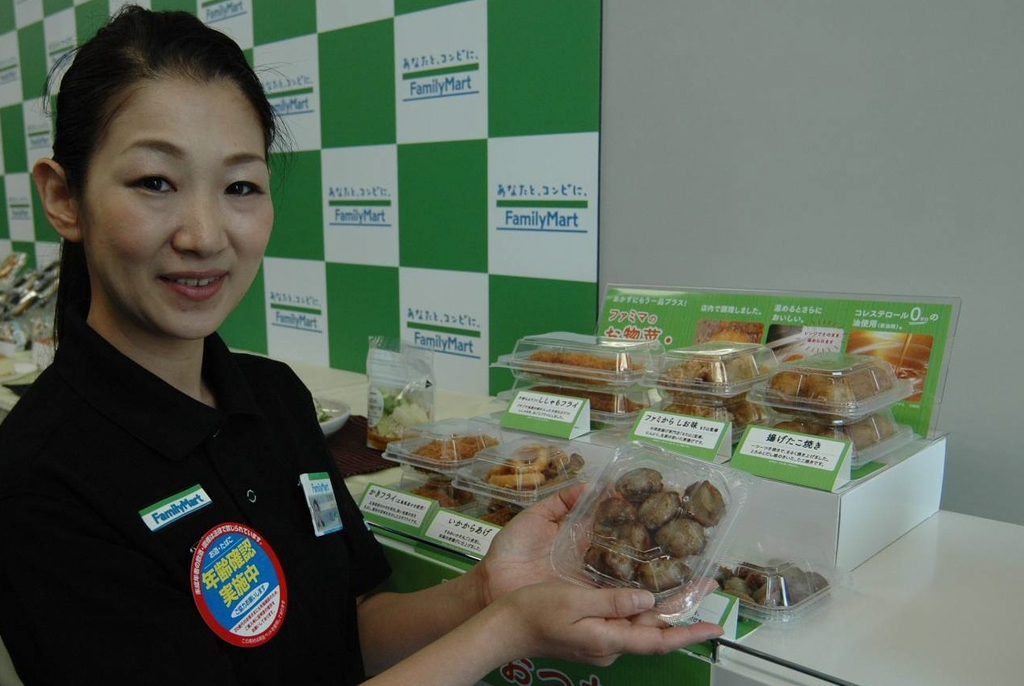 ファミリーマートは来月から店内調理し、専用パックした総菜の販売を始める＝１６日、東京都豊島区（平尾孝撮影）