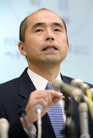 記者会見で質問に答える若山照彦山梨大教授＝１６日午後、甲府市の山梨大