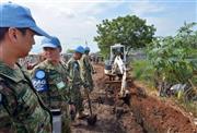 ６月５日、南スーダンの首都ジュバにある国連施設内の避難民キャンプで、排水溝の掘削作業をする自衛隊員＝２０１４年（共同）