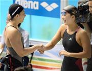４月の水泳日本選手権の女子１００メートル平泳ぎで優勝し２位の鈴木聡美選手（左）と笑顔で握手する渡部香生子（わたなべ・かなこ）選手＝２０１４年４月１０日、東京都江東区・辰巳国際水泳場（桐山弘太撮影）