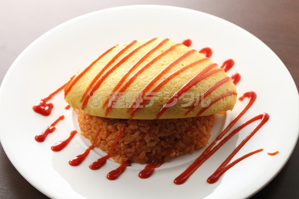 卵３個を使った「ふわとろオムライス」（７００円）。客の眼前で包丁を入れると卵がとろけ出す＝２０１４年５月１２日、京都市中京区（恵守乾撮影）