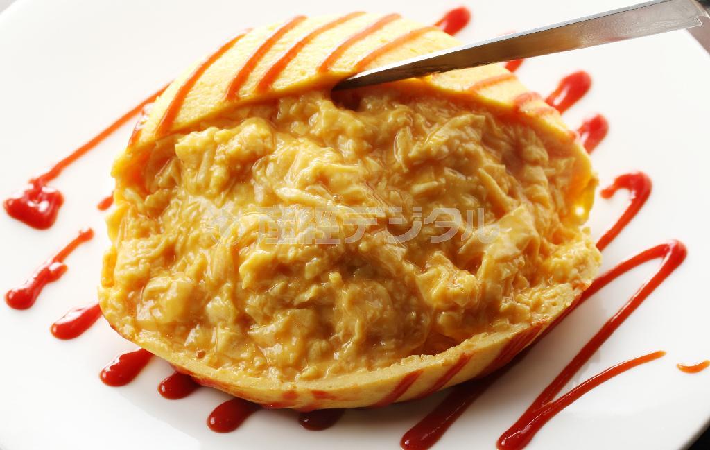 卵３個を使った「ふわとろオムライス」（７００円）。客の眼前で包丁を入れると卵がとろけ出す＝２０１４年５月１２日、京都市中京区（恵守乾撮影）