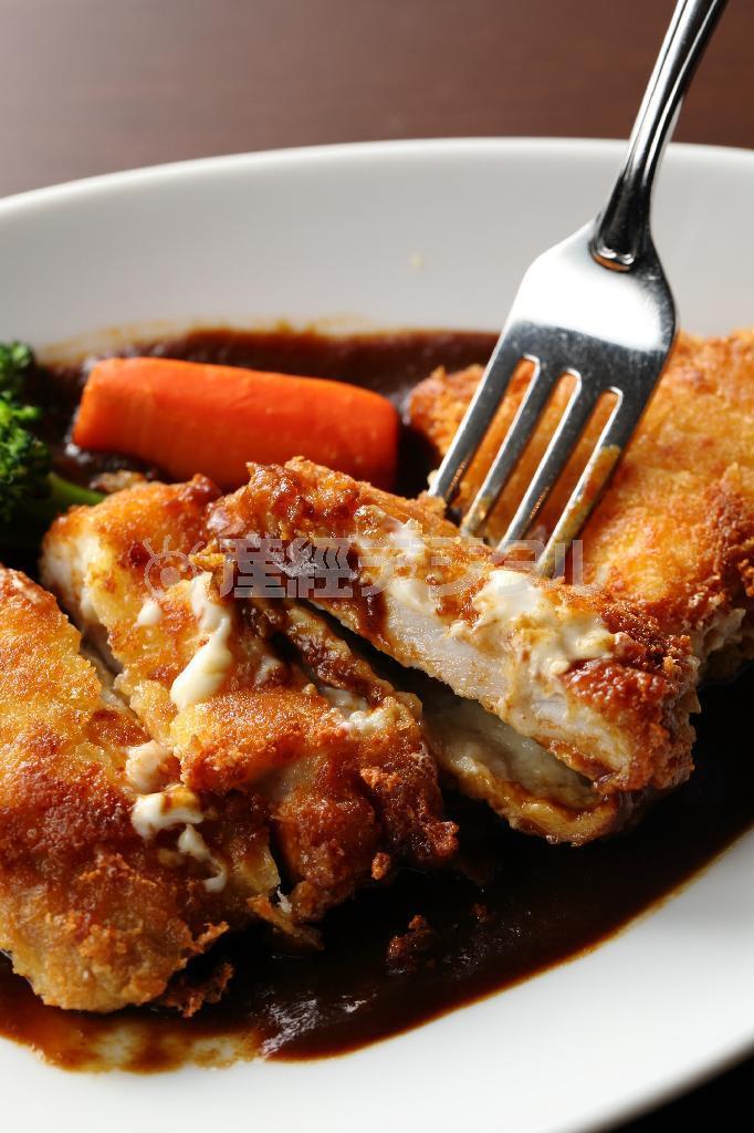 チーズがまだ珍しかった約４０年前からの看板メニューのひとつ「豚ロース肉の熱々とろとろチーズカツレット」（税込７００円）