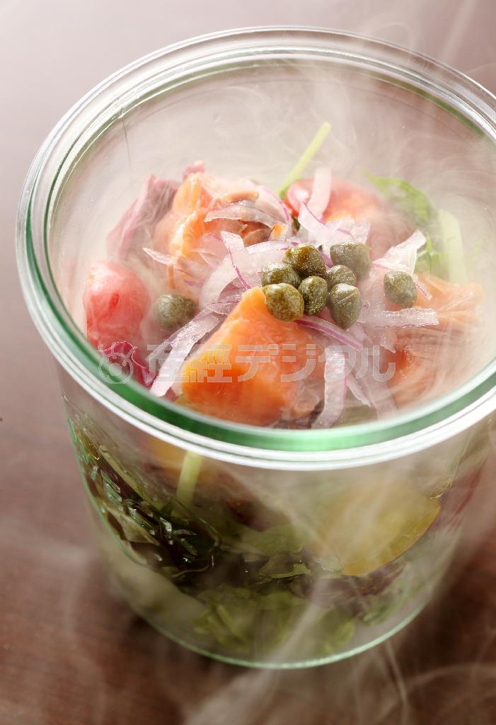 スモーキーな燻香が食欲をそそる「煙もくもくサーモン燻製サラダ」（税込７００円）