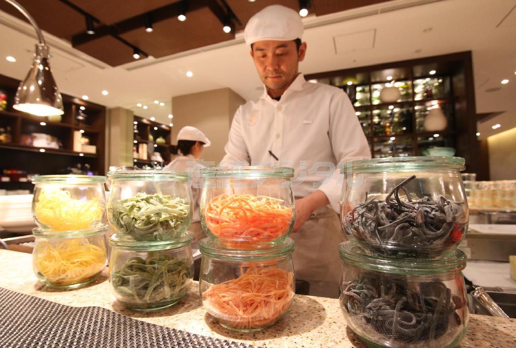 夜だけのカウンター席（１５席）では、自分で選んだ生パスタを調理・提供してくれる＝２０１４年５月１２日、京都市中京区（恵守乾撮影）