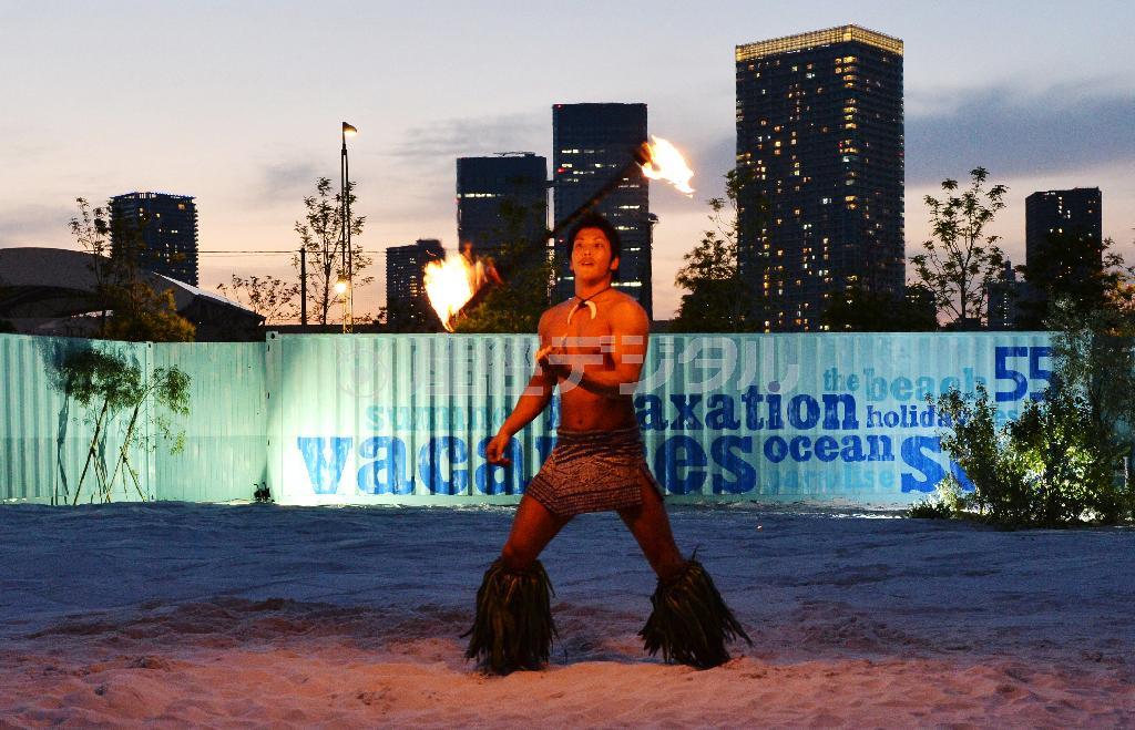 ６月１６日にオープンする複合施設「ＭＡＧＩＣ＿ＢＥＡＣＨ（マジック・ビーチ）」の全景。先行内覧会では、水着ファッションショーやファイアダンスなどのイベントが行われた＝２０１４年６月１５日午後、東京都江東区（栗橋隆悦撮影）