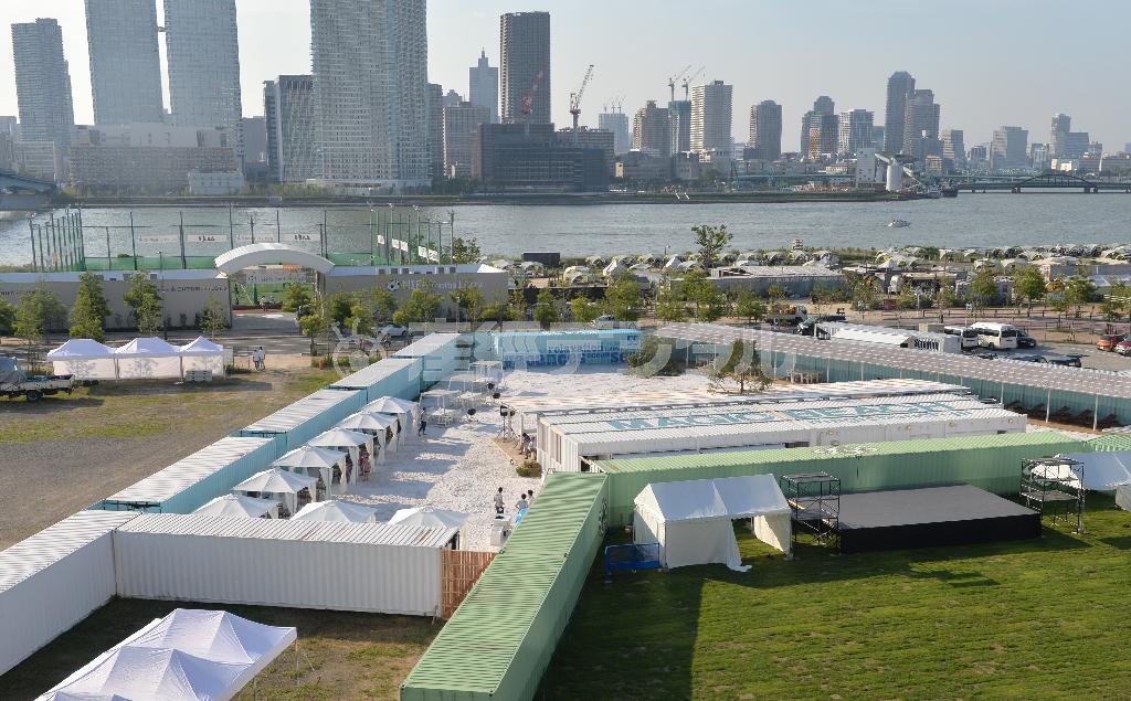 ６月１６日にオープンする複合施設「ＭＡＧＩＣ＿ＢＥＡＣＨ（マジック・ビーチ）」の全景。先行内覧会では、水着ファッションショーやファイアダンスなどのイベントが行われた＝２０１４年６月１５日午後、東京都江東区（栗橋隆悦撮影）