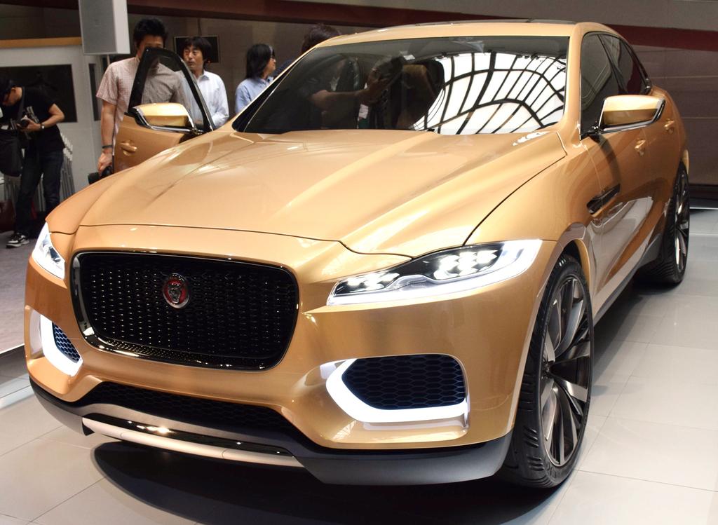 ジャガーが公開したコンセプトカー「Ｃ－Ｘ１７」＝１７日午後、東京都港区