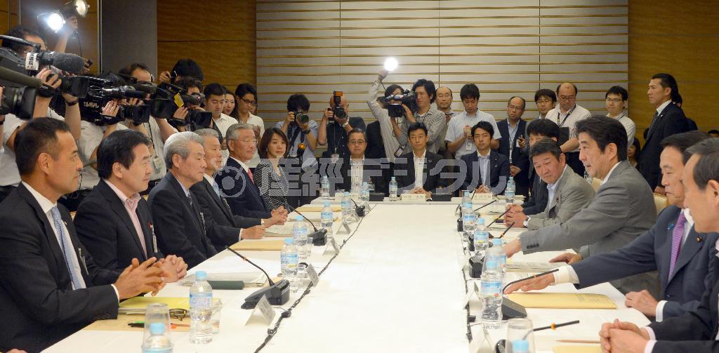 産業競争力会議であいさつする安倍晋三（しんぞう）首相（右から３人目）＝２０１４年６月１６日午後、首相官邸（酒巻俊介撮影）