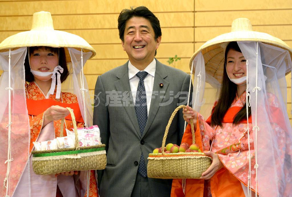 首相官邸で梅娘の表敬を受けた安倍晋三（しんぞう）首相＝２０１４年６月１２日（酒巻俊介撮影）