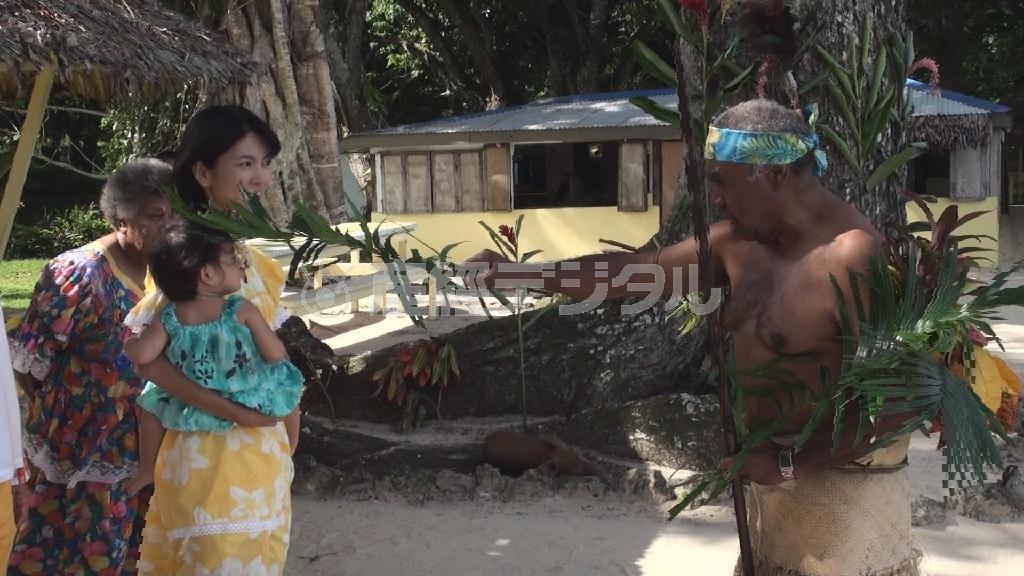 娘はバヌアツ初代大統領のジョージ・ソコマル氏から「カスタムネーム」をもらう儀式に臨に臨みました＝２０１４年５月、バヌアツ（相川梨絵さん提供）