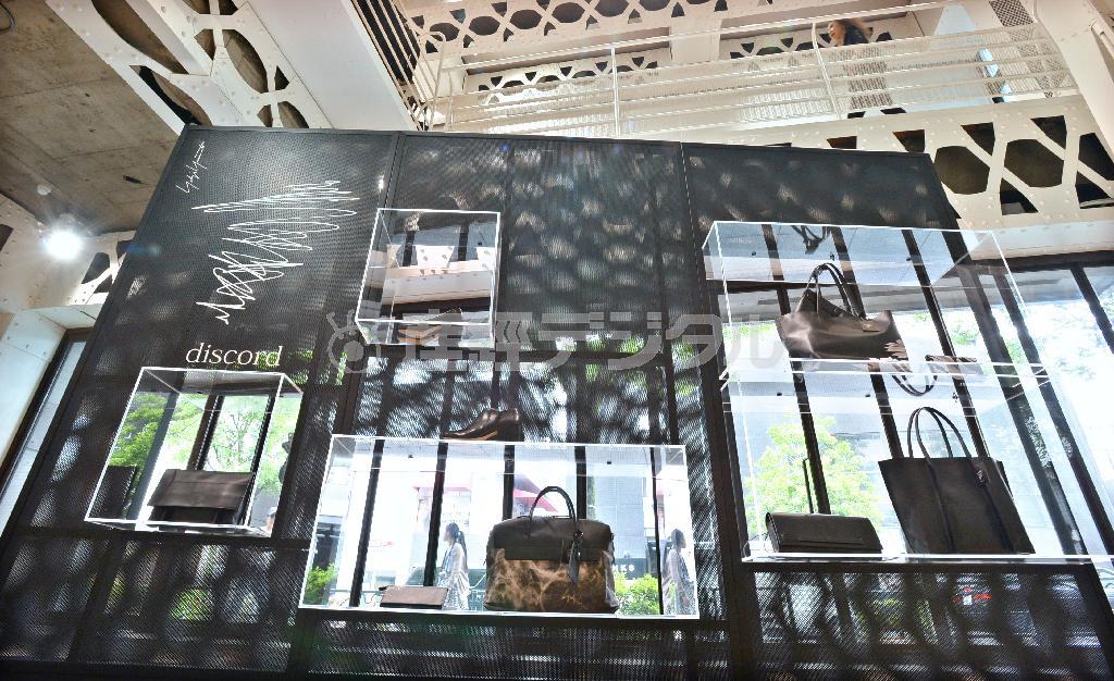 ヨウジヤマモト青山本店の店舗入り口正面にディスプレイされたディスコードの品々（写真奥）。シンプルだが、存在感を放つ＝２０１４年５月２７日、東京都港区（寺河内美奈撮影）