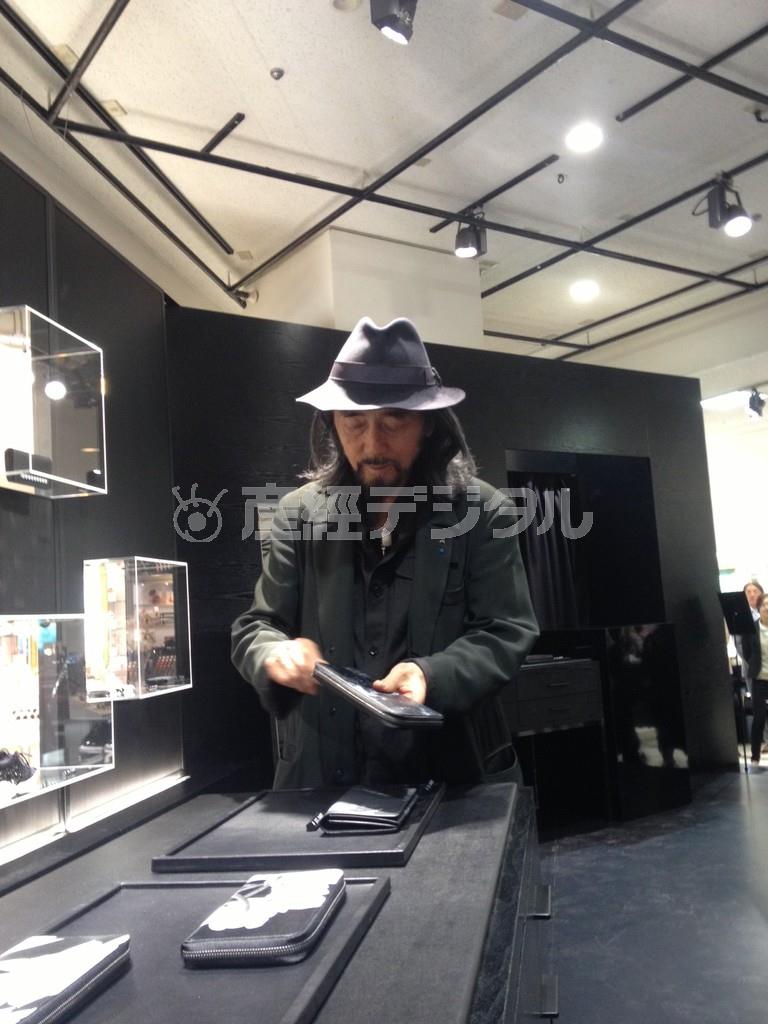 ディスコードのアイテムに触れ、使い心地を確かめる山本耀司（ようじ）さん＝２０１４年５月１２日、東京都新宿区・伊勢丹新宿店（津川綾子撮影）