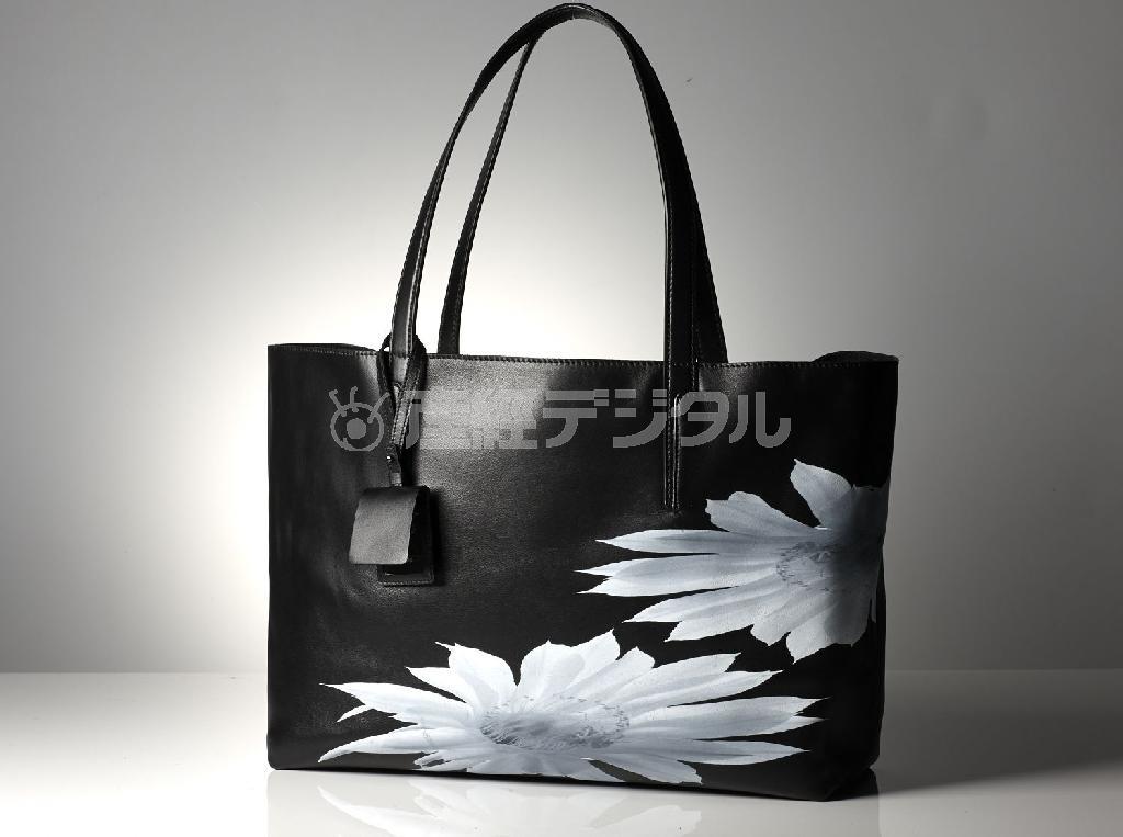 「カクタス＿スラッシュ＿トート」（１７万３０００円、税別）のプリント柄は、生け花のように凛としたたたずまい。底にあしらわれたＹ字のデザイン、鏡面のチャームなど、デザイン、気配りとも細部まで行き届き、日本のものづくりの粋を感じる