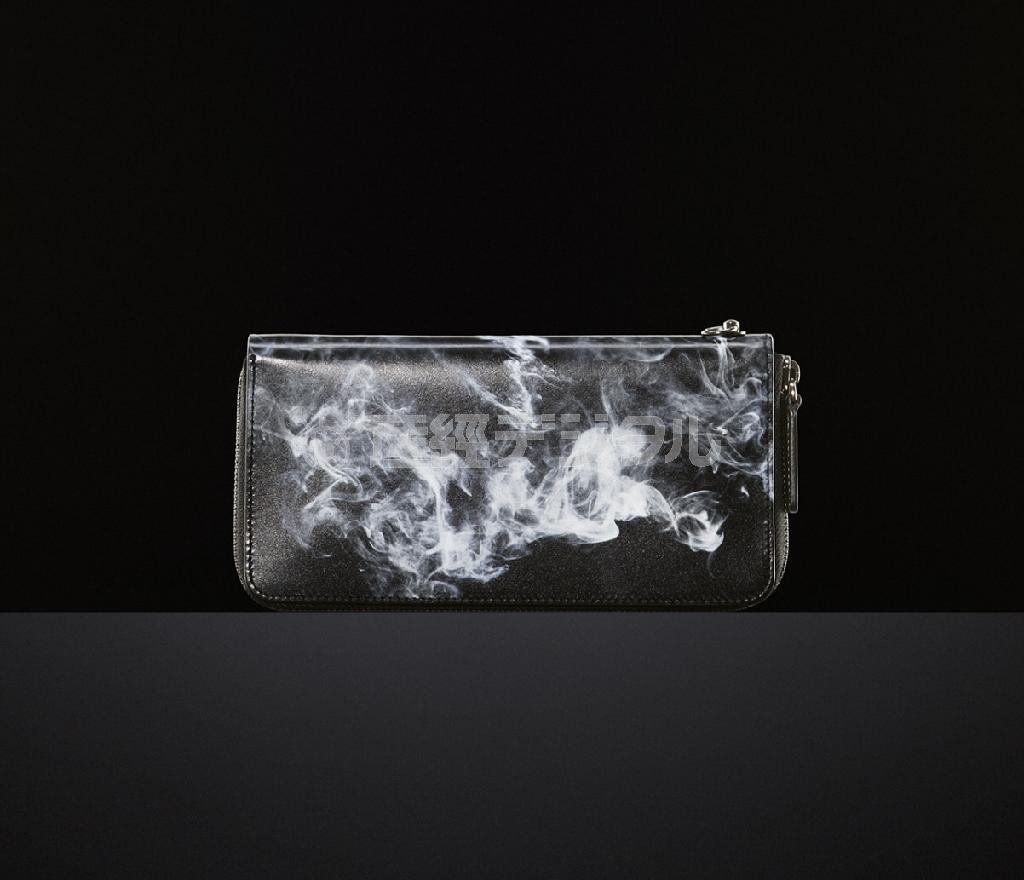 瞬時に形を変え、はかなく消えるけむりは、無常の美を象徴する。「スモーク＿ウォレット」（５万３０００円、税別）