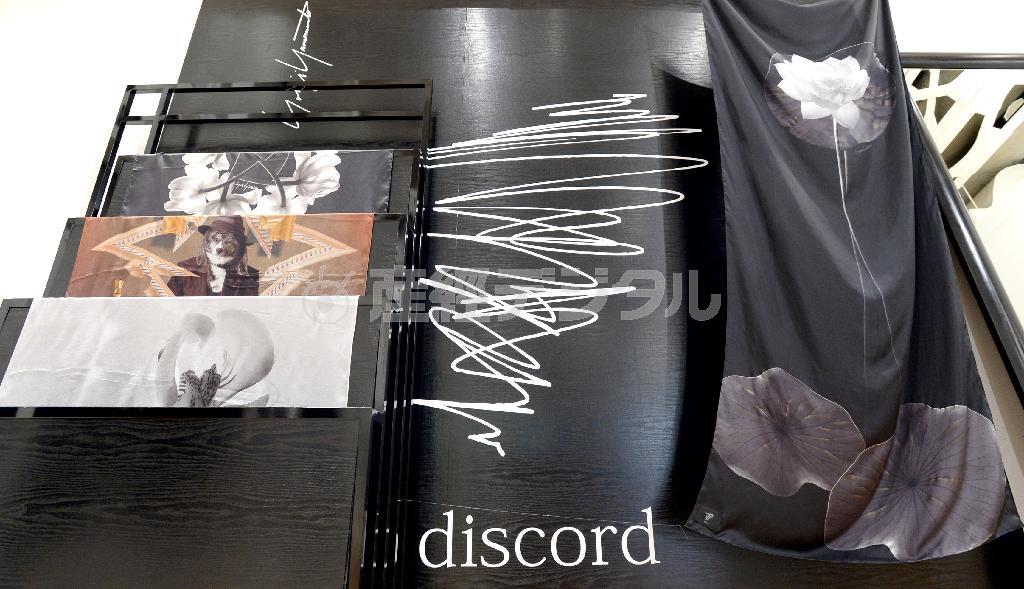 ディスコードのスカーフやストール。左上のチューリップ柄は横浜スカーフの技で裏側まで黒が鮮やか。右のストールは、プリント柄の上に、友禅の化粧の技術により葉脈までを繊細に表現＝２０１４年５月２７日、東京都港区のヨウジヤマモト青山本店（寺河内美奈撮影）