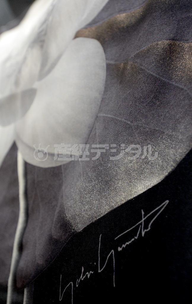 ディスコードのストールは、プリント柄の上に、友禅の化粧の技術により葉脈までを繊細に表現＝２０１４年５月２７日、東京都港区のヨウジヤマモト青山本店（寺河内美奈撮影）