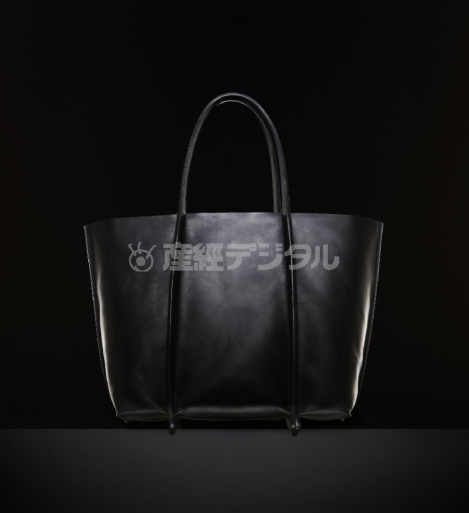 「ゲタトート」（２３万８０００円、税別）は、その名の通り下駄にインスパイアされたデザイン。シンプルな美しさがかなったのは、職人による試作の積み重ねがあったから