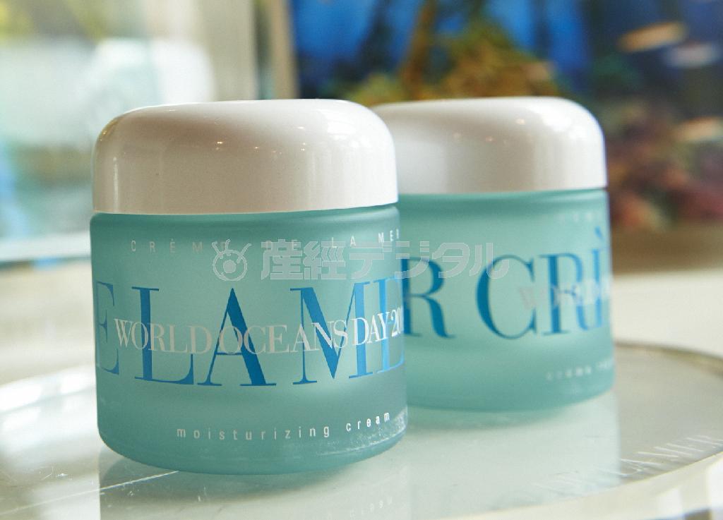 ワールドオーシャンズデイを記念したパッケージの化粧品「クレーム・ドゥ・ラ・メール（１００ミリリットル）」は２０１４年６月末まで限定発売。売り上げは海洋調査家の支援などに充てられる（提供写真）