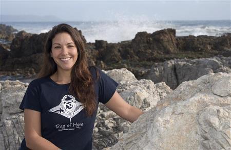 世界有数生息地でマンタの生態の研究を続けるアンドレア・マーシャル博士＝２０１３年１２月２８日、モザンビーク（提供写真）