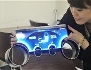 シャープが開発した、自由な形状に設計できる新型ディスプレー＝１８日、大阪市