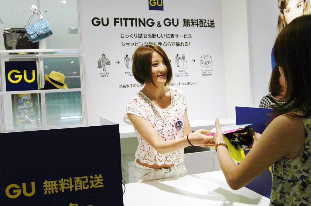 ジーユー渋谷パルコ店では商品を試着して店外に出ることができるサービスを展開する＝１７日、東京都渋谷区
