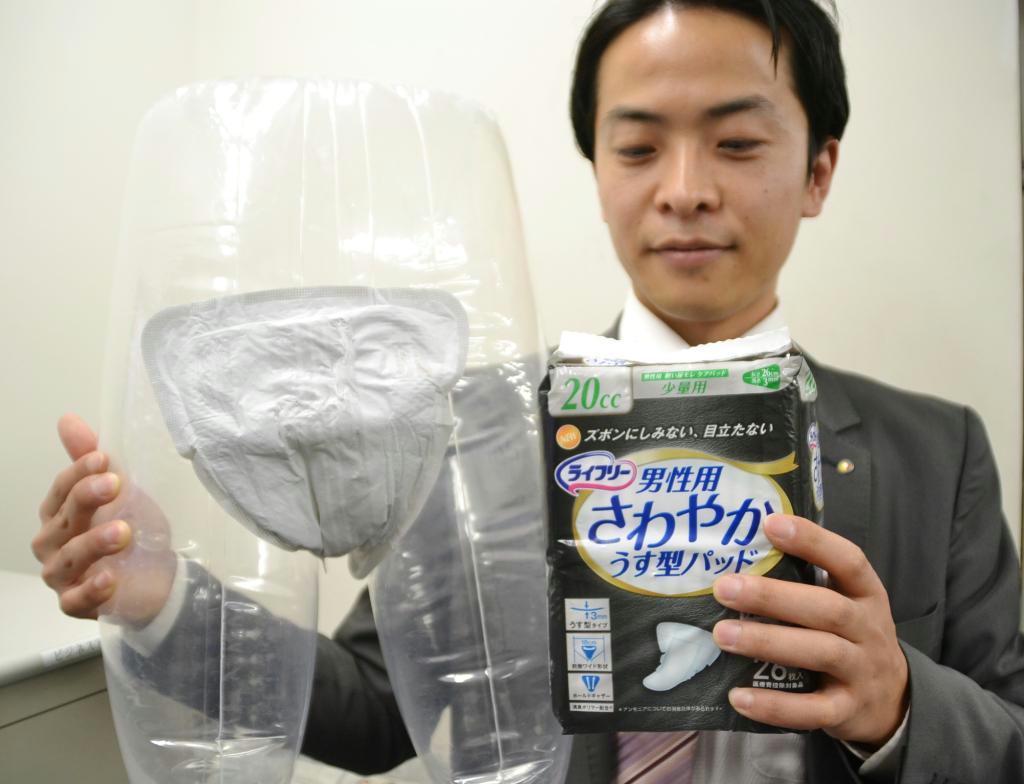 ユニ・チャームが４月に発売した同社初の男性向け軽失禁用パッドは、野球のキャッチャーが着用する防具から考案された＝東京都中央区