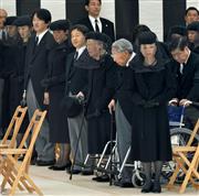 「斂葬の儀」に参列された喪主代理の彬子さま、三笠宮ご夫妻、皇太子ご夫妻、秋篠宮ご夫妻と眞子さま＝１７日午前９時５９分、東京都文京区の豊島岡墓地