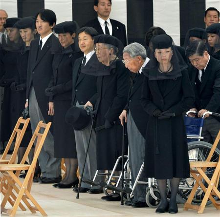 「斂葬の儀」に参列された喪主代理の彬子さま、三笠宮ご夫妻、皇太子ご夫妻、秋篠宮ご夫妻と眞子さま＝１７日午前９時５９分、東京都文京区の豊島岡墓地