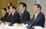 観光立国推進閣僚会議であいさつする安倍晋三首相（右から２人目）ら＝１７日、首相官邸
