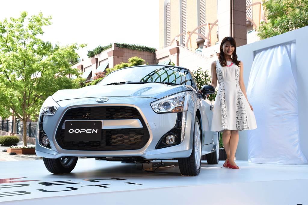ダイハツ工業が発売した軽自動車の新型スポーツカー「コペン」＝１９日午後、東京・恵比寿