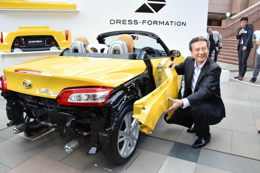 着せ替えができる軽自動車の新型スポーツカー「コペン」の発売を発表するダイハツ工業の三井正則社長＝１９日午後、東京・恵比寿