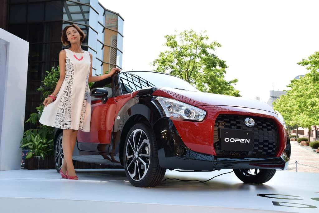 ダイハツ工業が発売した軽自動車の新型スポーツカー「コペン」＝１９日午後、東京・恵比寿