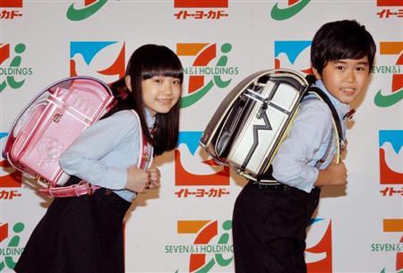 発表会で新作ランドセルを背負う芦田愛菜（左）と鈴木福＝１９日、東京都内