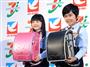 新作ランドセルを手にした（左から）芦田愛菜と鈴木福＝１９日午後、東京都千代田区（鴨川一也撮影）