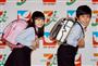 発表会で新作ランドセルを背負う芦田愛菜（左）と鈴木福＝１９日、東京都内