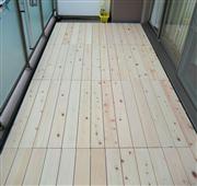 マンションのベランダに取り付けたヒノキの「セルフビルドウッドデッキ」