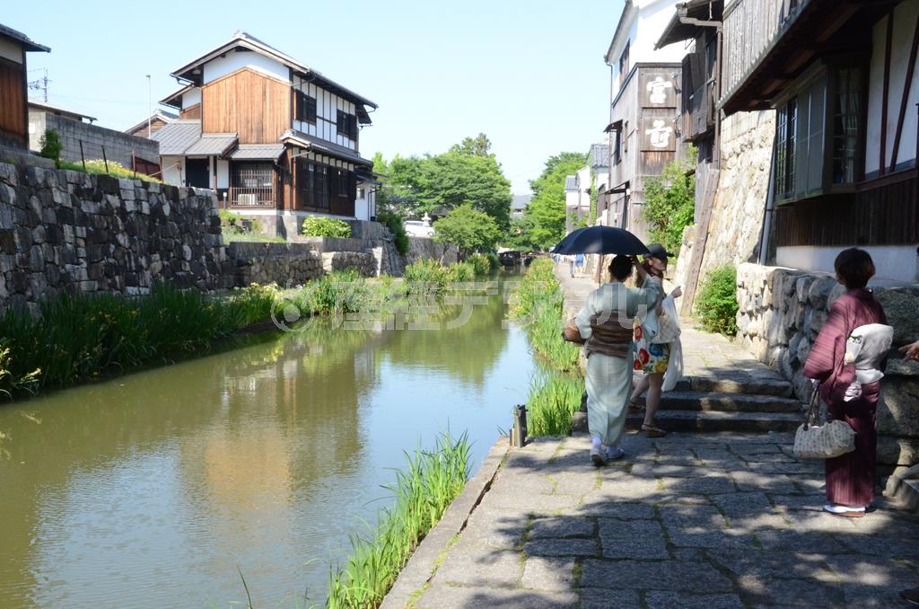 情緒豊かな八幡堀。着物姿の女性が似合う＝２０１４年６月１日、滋賀県近江八幡市（原圭介撮影）