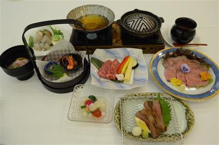 味、ボリュームともに文句なしの「近江牛会席」＝２０１４年６月１日、滋賀県近江八幡市（原圭介撮影）