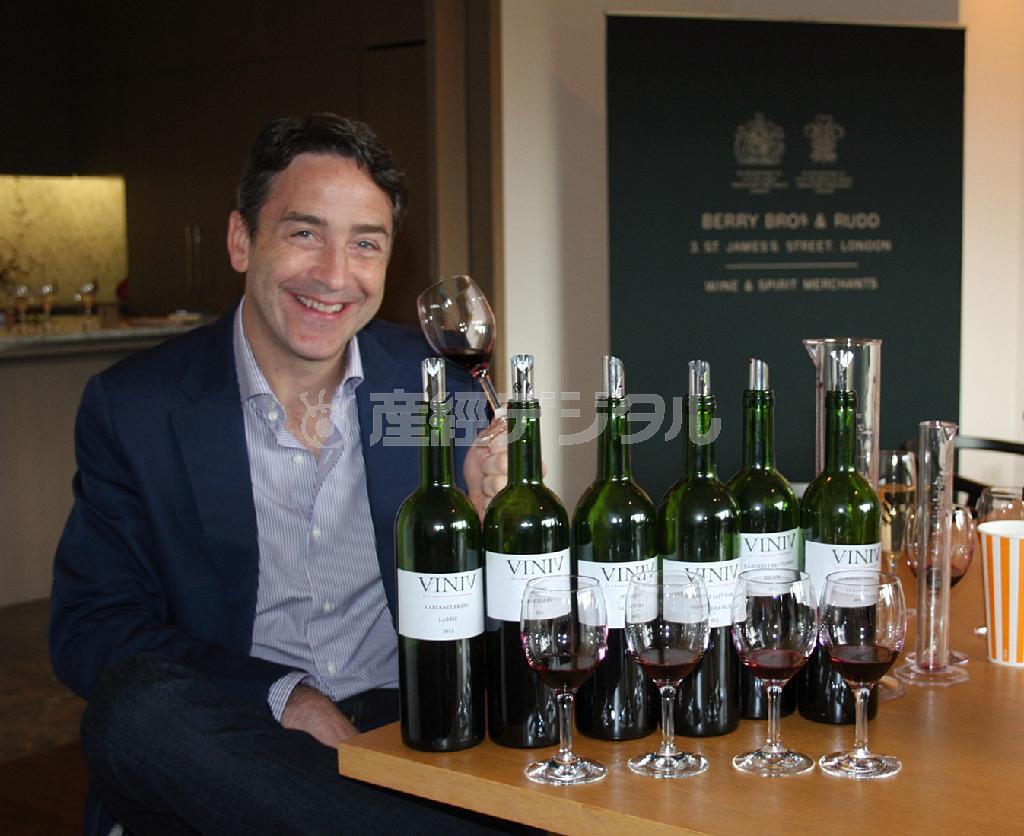 筆者（青木冨美子さん）のオリジナルワインを手にしたＶＩＮＩＶ創始者のスティーブン・ボルジェＣＥＯ（最高経営責任者）＝２０１４年６月１２日（青木冨美子さん撮影）