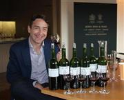 筆者（青木冨美子さん）のオリジナルワインを手にしたＶＩＮＩＶ創始者のスティーブン・ボルジェＣＥＯ（最高経営責任者）＝２０１４年６月１２日（青木冨美子さん撮影）