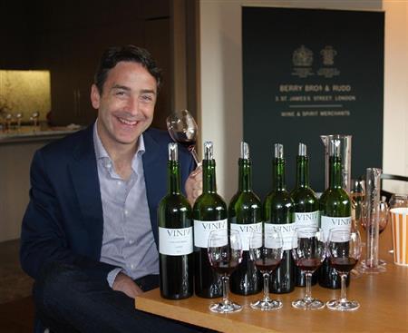 筆者（青木冨美子さん）のオリジナルワインを手にしたＶＩＮＩＶ創始者のスティーブン・ボルジェＣＥＯ（最高経営責任者）＝２０１４年６月１２日（青木冨美子さん撮影）