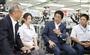 工場を視察後、従業員らと話をする安倍首相＝１９日午前、埼玉県加須市