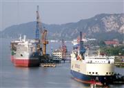 江蘇省南京市の長江南岸にある造船所で完成したばかりの貨物船。中国の造船業界は総合競争力を高め、受注を増やしている（中国新聞社）