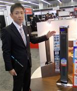 小泉成器の２０１４年新製品総合展示会で「ホット＆クールハイタワーファン」について説明する永野健輔課長＝東京都文京区の東京ドームプリズムホール